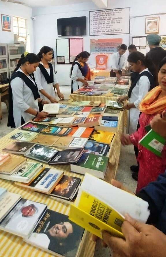 बाल दिवस पर याद किये गये पंडित नेहरू, लगायी गयी पुस्तक प्रदर्शनी