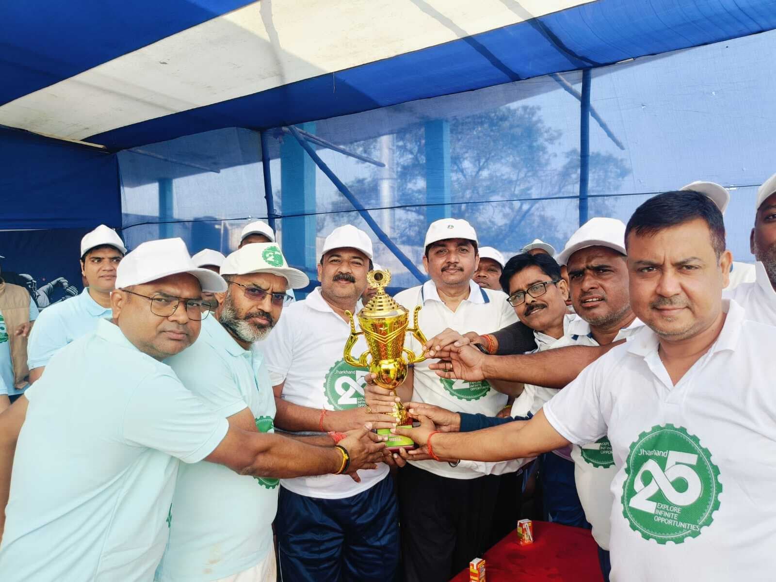 Giridih News :मीडिया एकादश ने प्रशासन एकादश को आठ विकेट से हराया