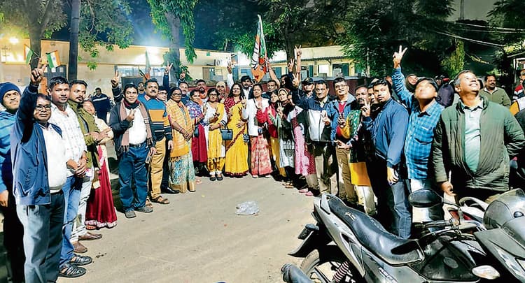 Rourkela News: राउरकेला और बंडामुंडा में मना भाजपा की जीत का जश्न, जमकर की आतिशबाजी, बांटी मिठाई