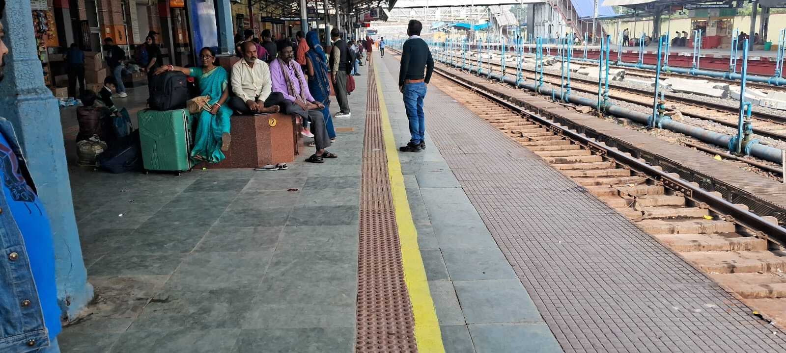 प्लेटफार्म पर ट्रेन से दूरी निर्धारित करने को लेकर जमालपुर में लगाई गई पीली पट्टी