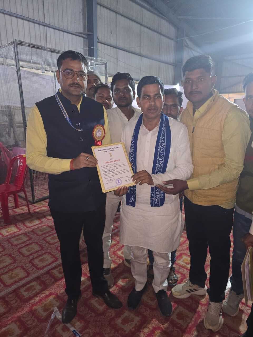 देर रात चार घंटे सड़क पर जमे रहे बसपा समर्थक, वाहनों की लगी लंबी कतार