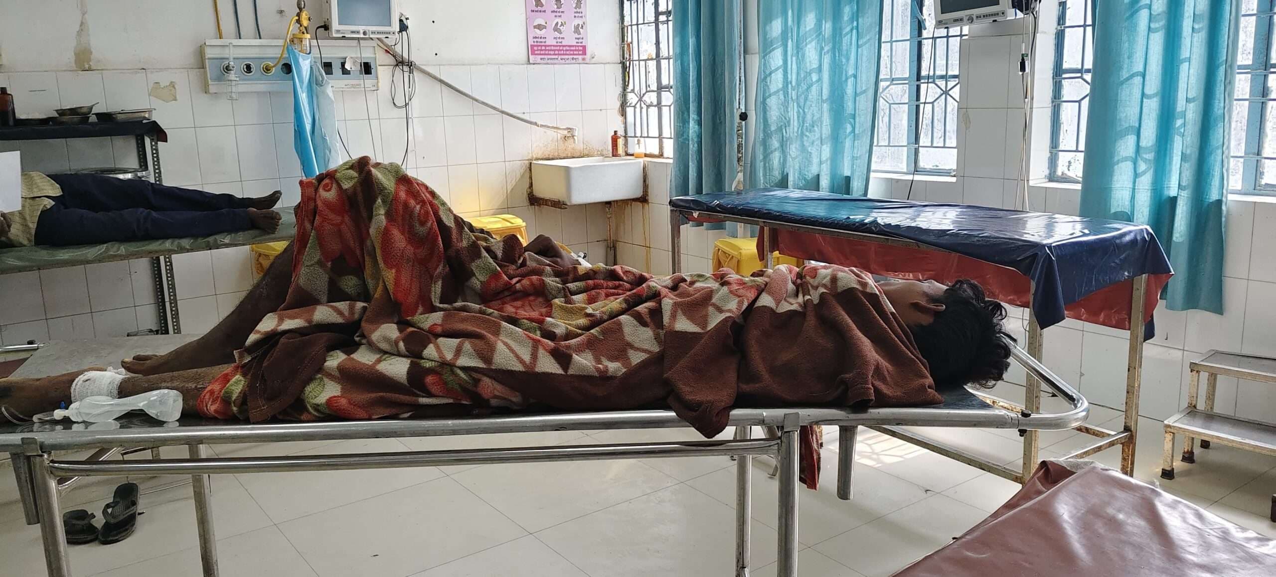 पेड़ से टकराकर बाइक सवार घायल, वाराणसी रेफर