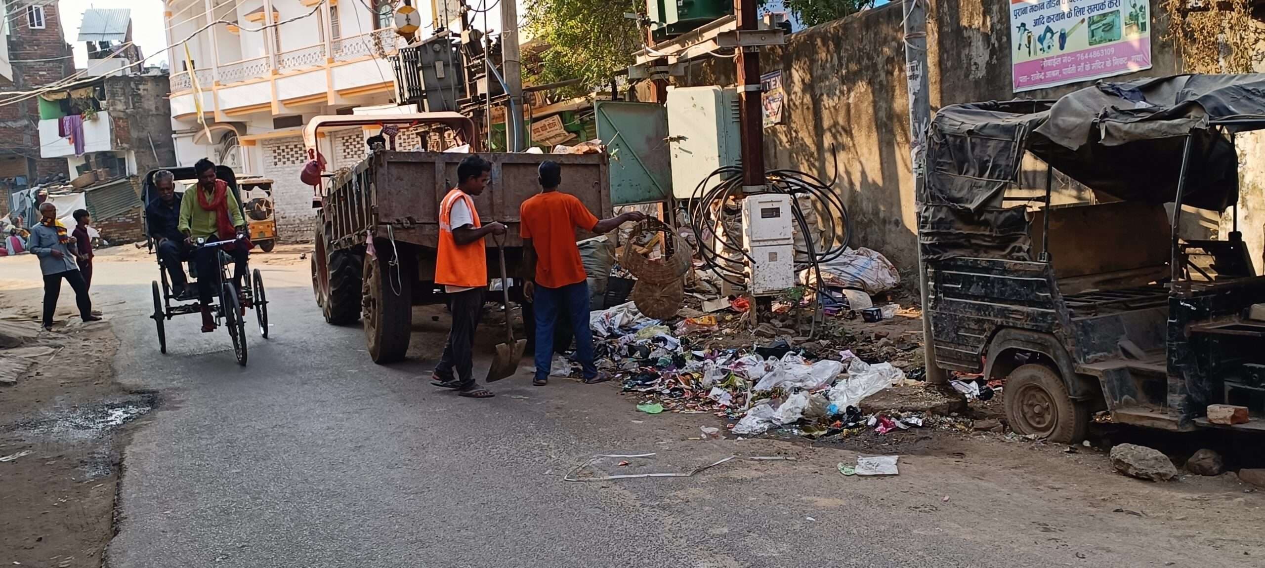 कचरा उठाने के कुछ देर बाद ही रोड किनारे दोबारा फेंक देते हैं गंदगी