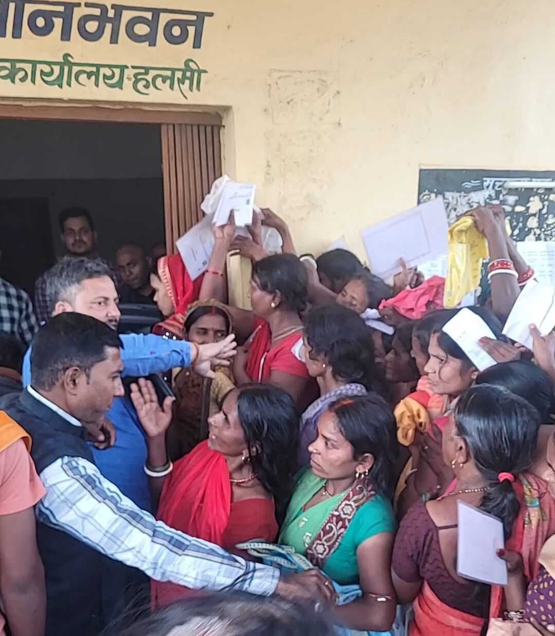 रबी फसल के बीज का अनुदानित दर किया गया वितरण, उमड़ी भीड़