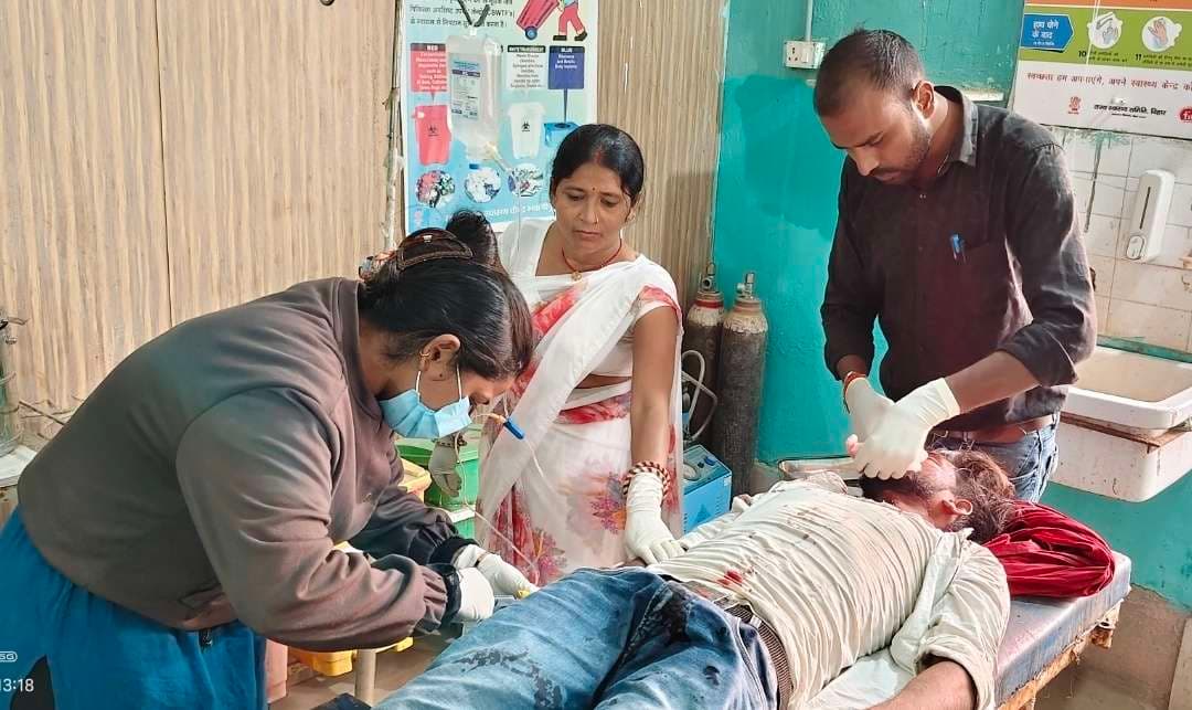 बाइक के संतुलन बिगड़ने से युवक गंभीर रूप से घायल