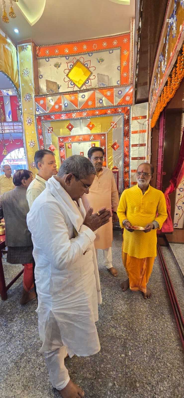 छठी बार विधायक बनने के बाद झाझा पहुंचे दामोदर रावत, दुर्गा मंदिर में टेका माथा