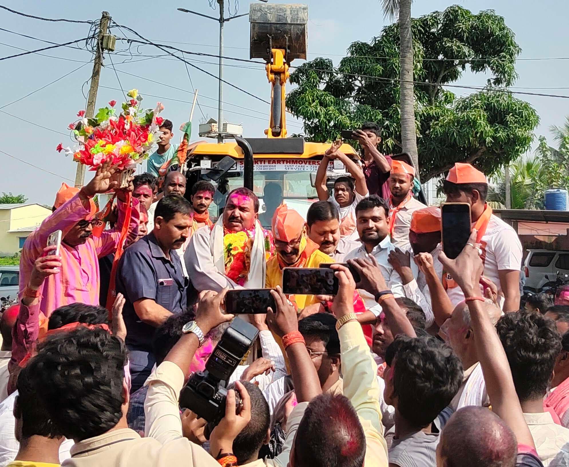 मंत्री के जीतने के बाद जश्न में डूबे कार्यकर्ता