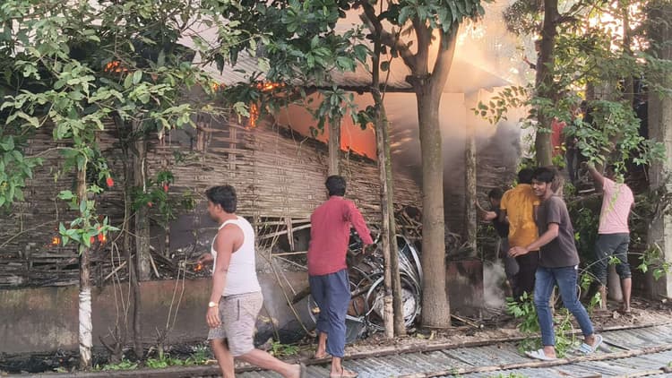 अगलगी में एक घर सहित लाखों के सामान जलकर राख