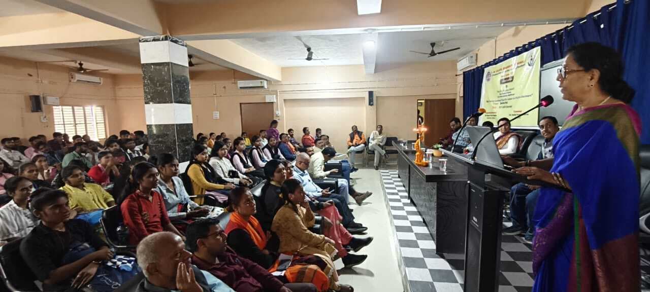 hajipur news. वायु प्रदूषण से बचने के लिए घर व कार्यालय में जरूर लगाएं इंडोर प्लांट : प्रो रंजना