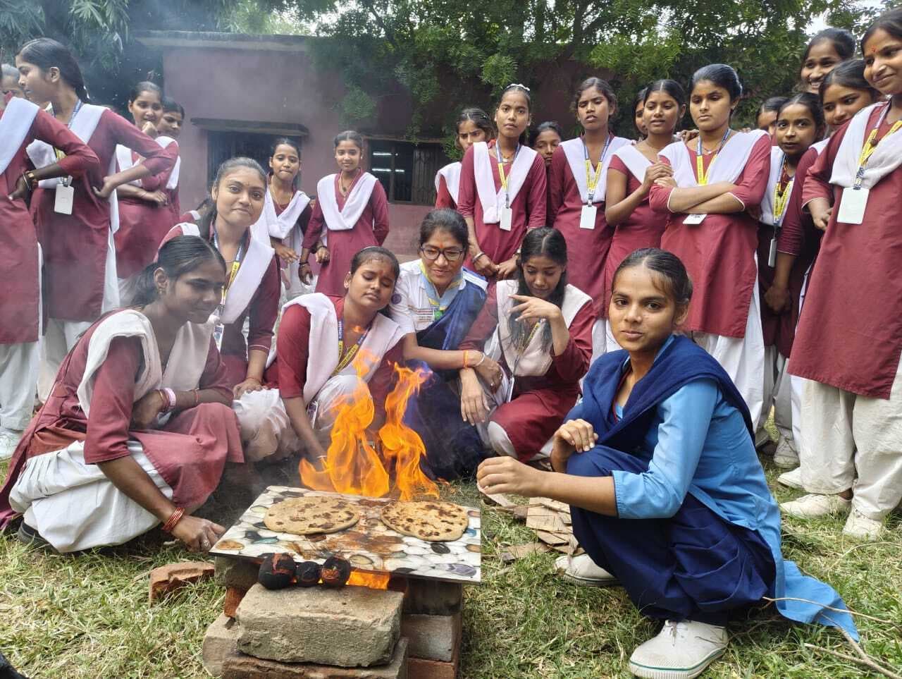 स्काउट-गाइड शिविर में बिना बर्तन भोजन बनाना सिखाया