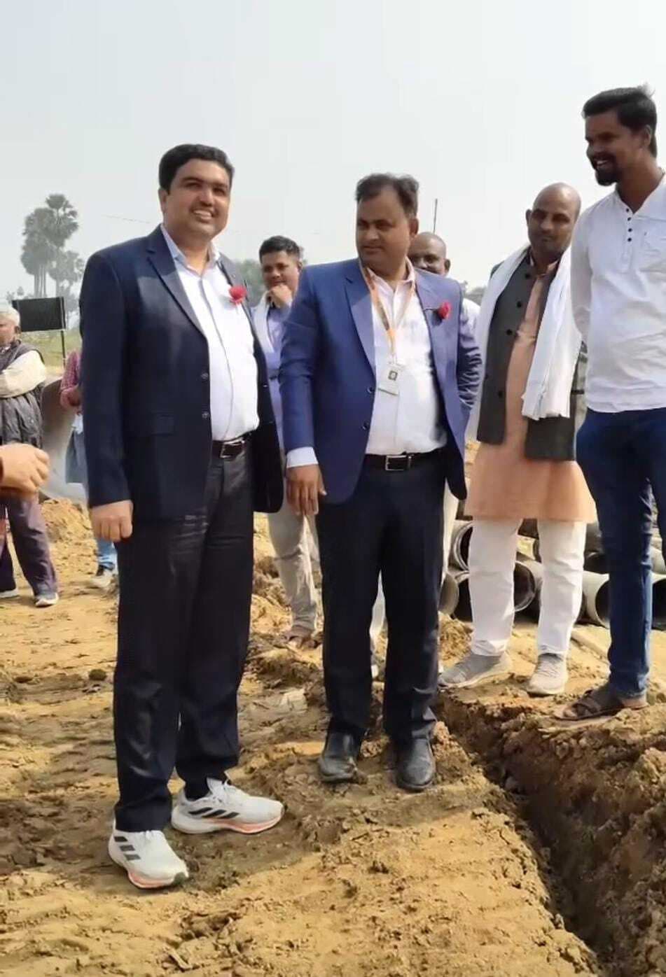 डीएम एवं नप ईओ ने किऊल नदी का कच्चा रास्ता का किया निरीक्षण