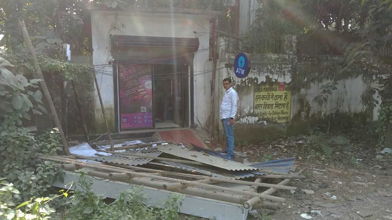 टूटे टीन के शेड से ग्राहकों को परेशानी