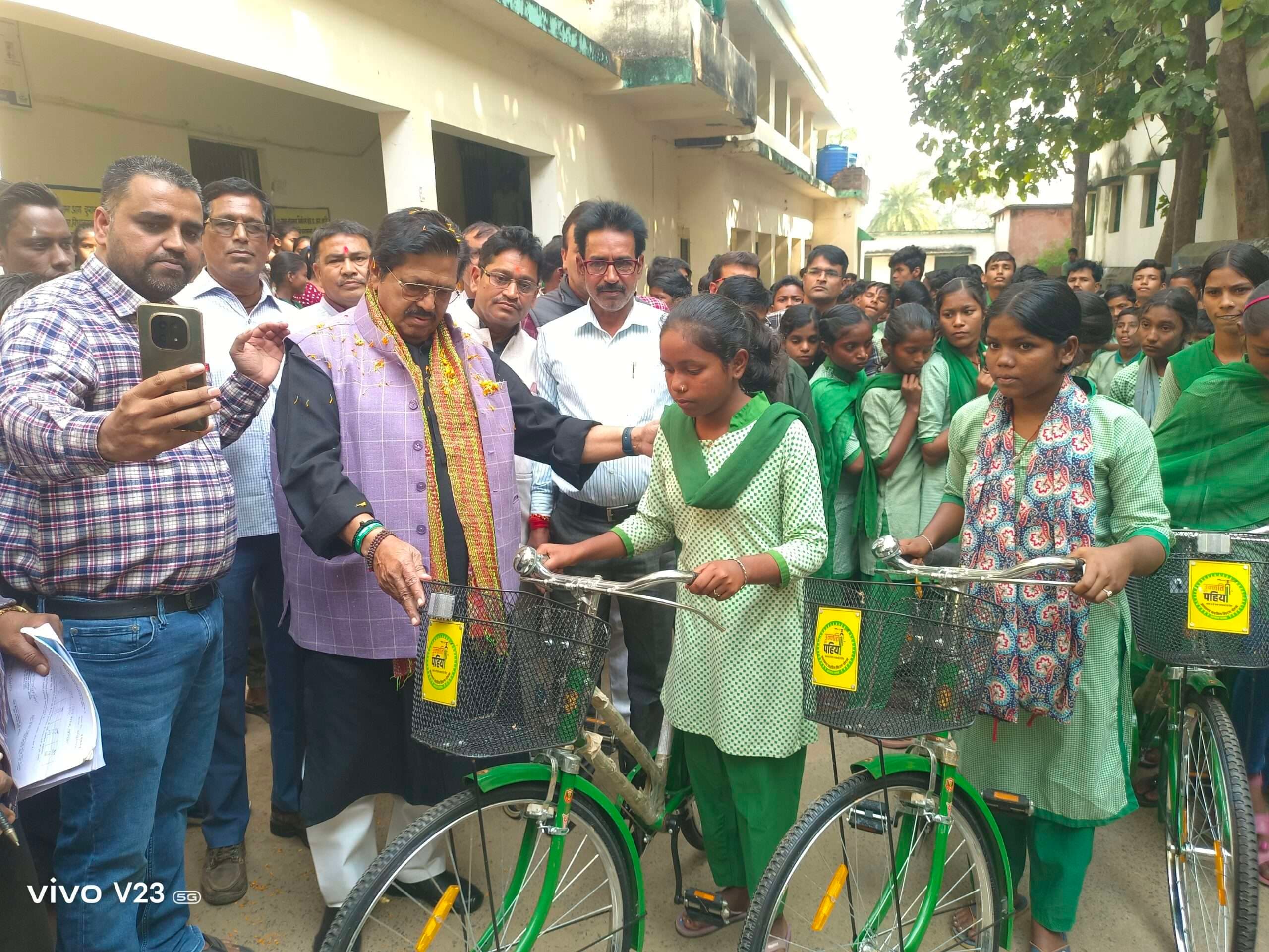 विधायक ने छात्र-छात्राओं में बांटी साइकिलें