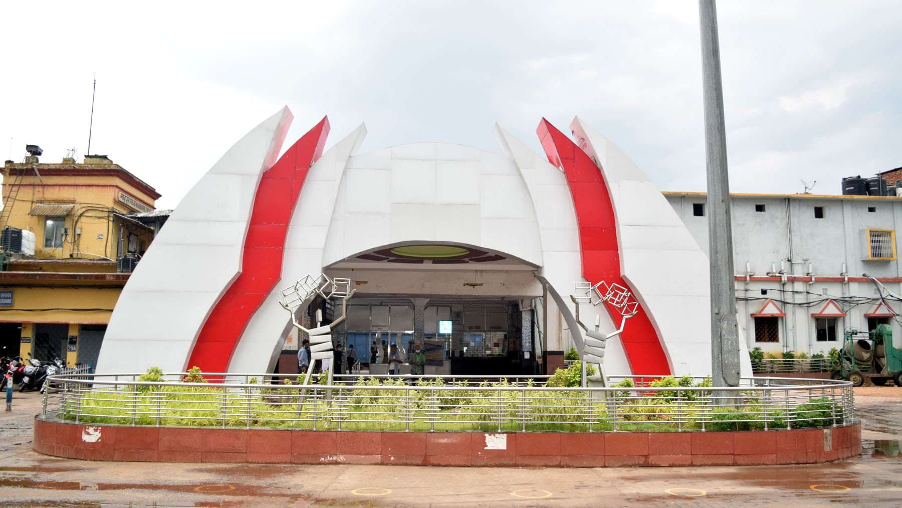 मारगोमुंडा में एक ओर दो रुपये के सिक्के प्रचलन से बाहर