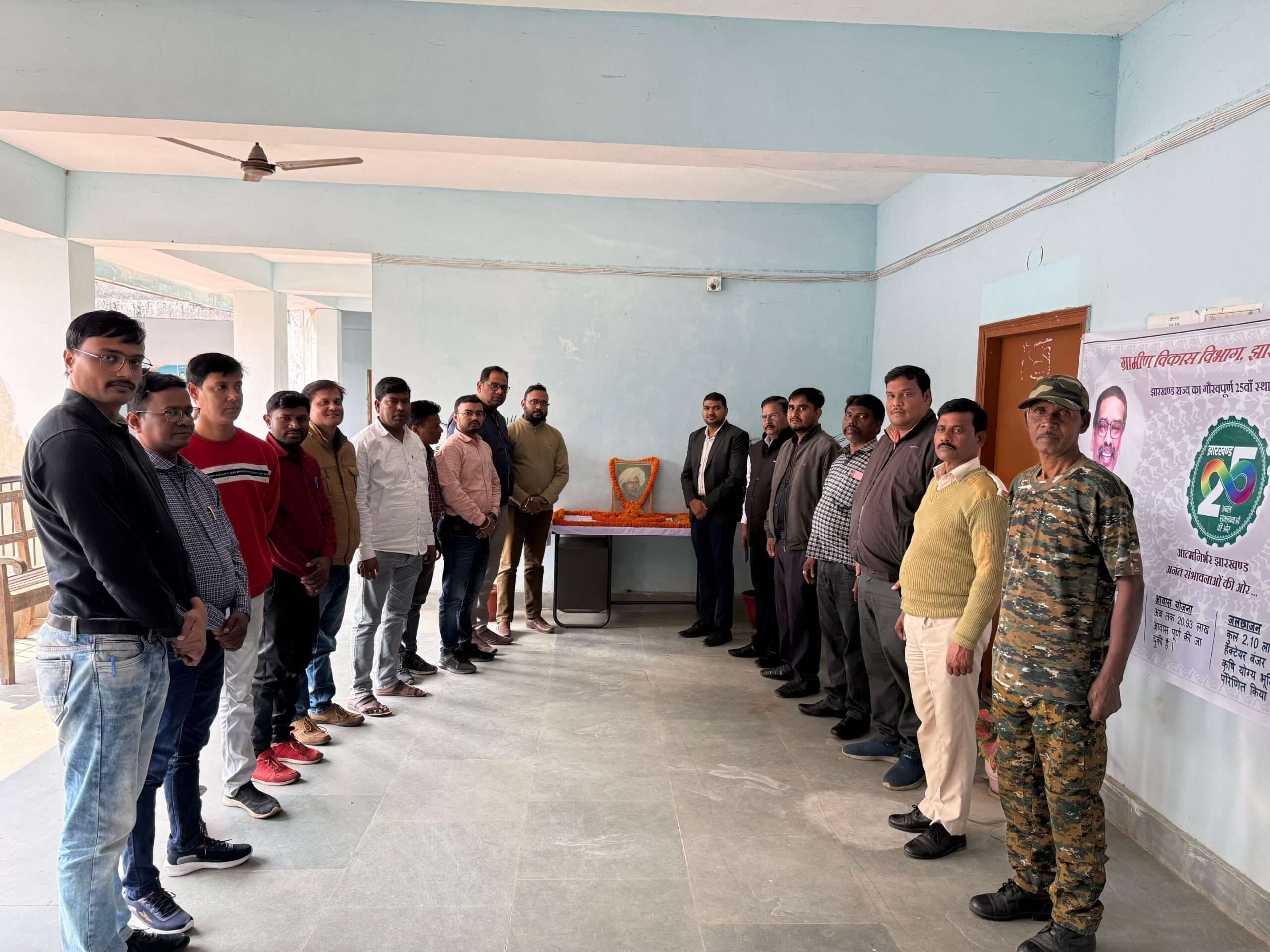 बिरसा मुंडा की तस्वीर पर माल्यार्पण कर किया नमन