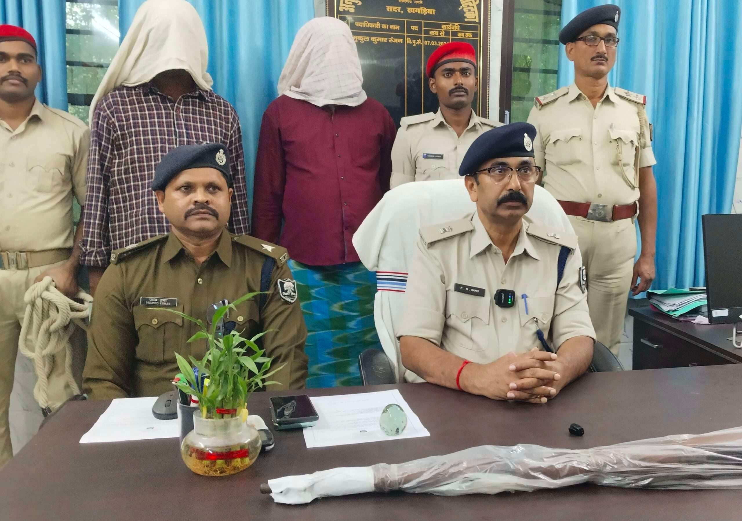 पुलिसिया राइफल के साथ अलौली के पीपरपांती से दो हथियार तस्कर गिरफ्तार