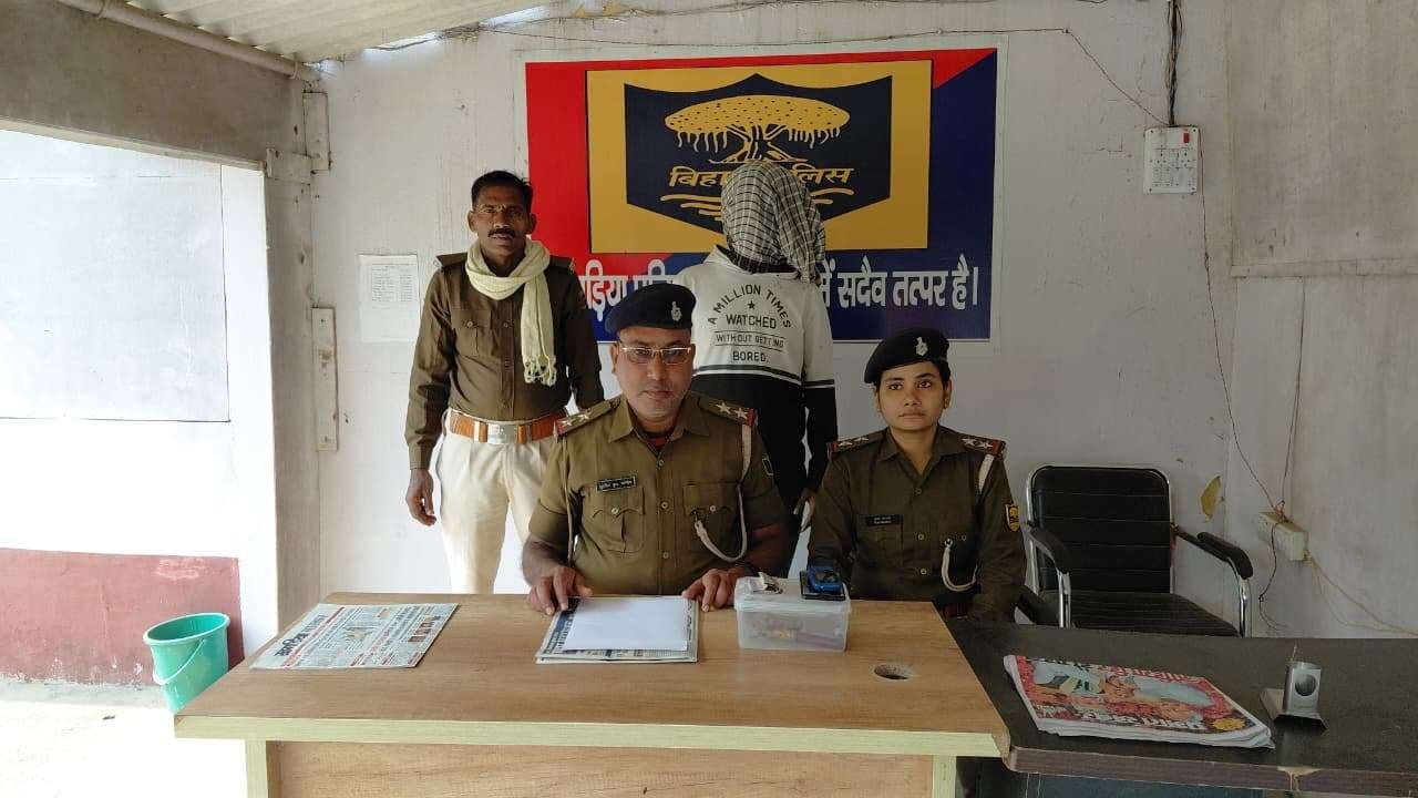 हथियार का भय दिखाकर रंगदारी मांगने के आरोपित कट्टा के साथ गिरफ्तार