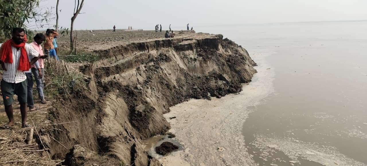 कुतलुपुर पंचायत में भीषण कटाव, गंगा में समा रही कृषि भूमि