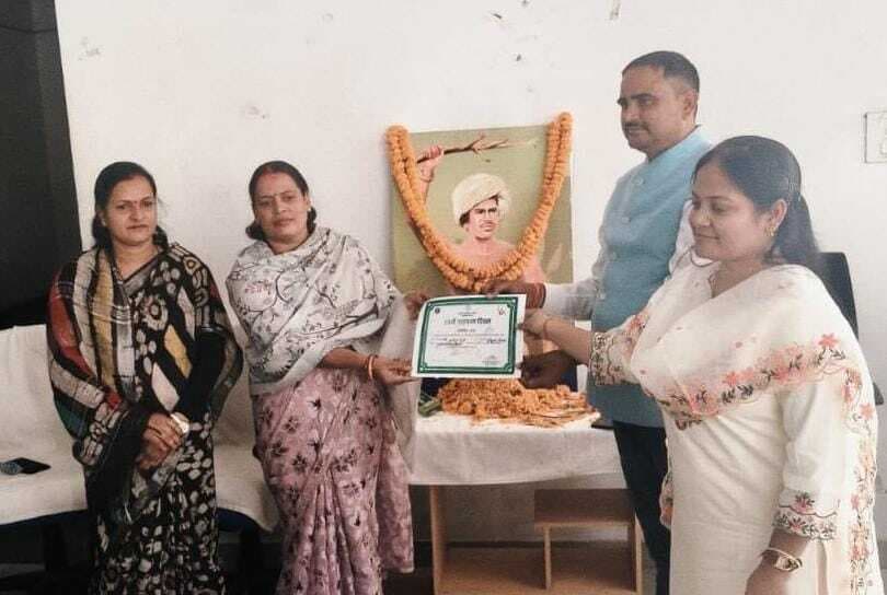 Giridih News :दो पंचायतों के मुखिया को बीडीओ ने किया सम्मानित