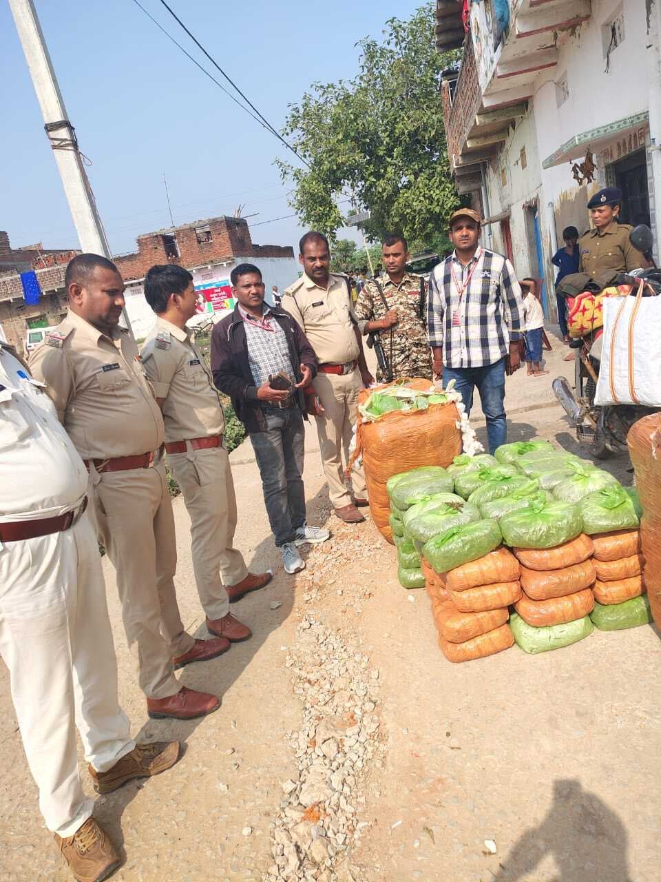 sasaram News : रुई लदे पिकअप से 20 लाख का 156 किलो गांजा जब्त