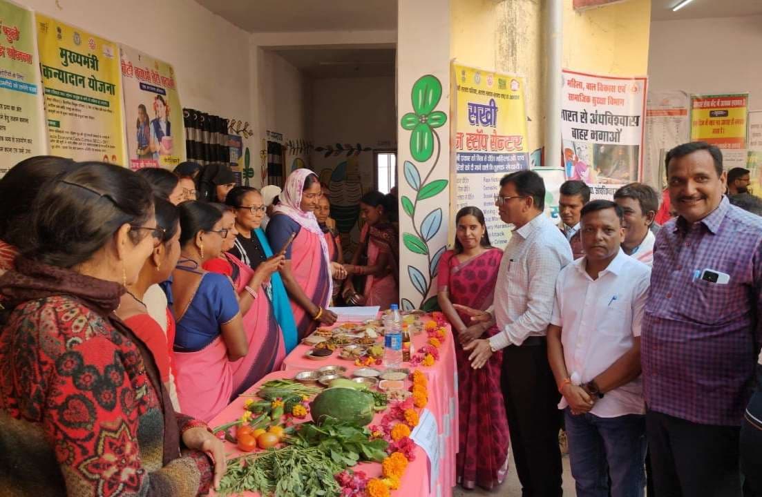 Giridih News : विभागों के स्टॉल में आवेदन देने उमड़ लोग