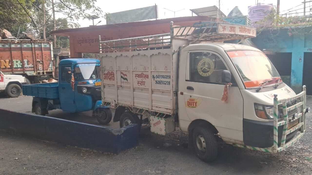 Giridih News :बगोदर पुलिस ने औरा साप्ताहिक हाट से तीन वाहन जब्त किये