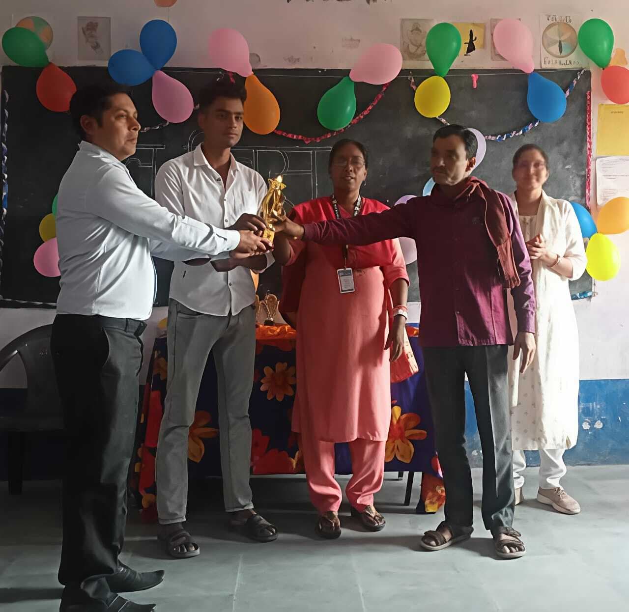 शॉट पुट में प्रथम स्थान प्राप्त करने वाला मनोहर सम्मानित