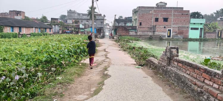 सड़क जर्जर रहने से हादसे की बनी रहती है आशंका