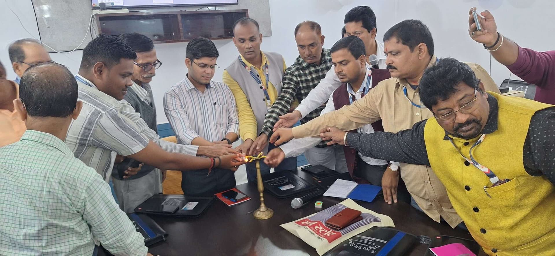 समाज को आईना दिखाना मीडिया का काम