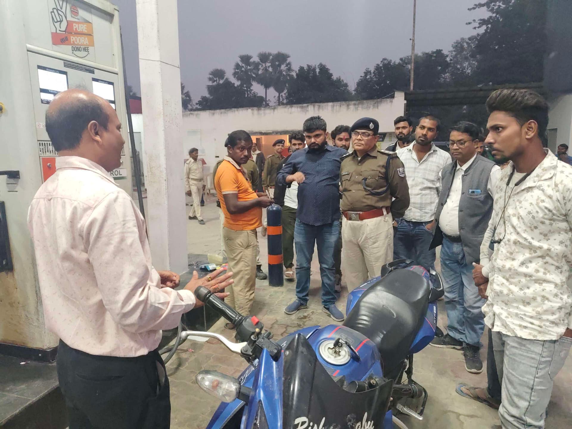hajipur news. पेट्रोल पंप कर्मी से 50 हजार की लूट, फायरिंग भी