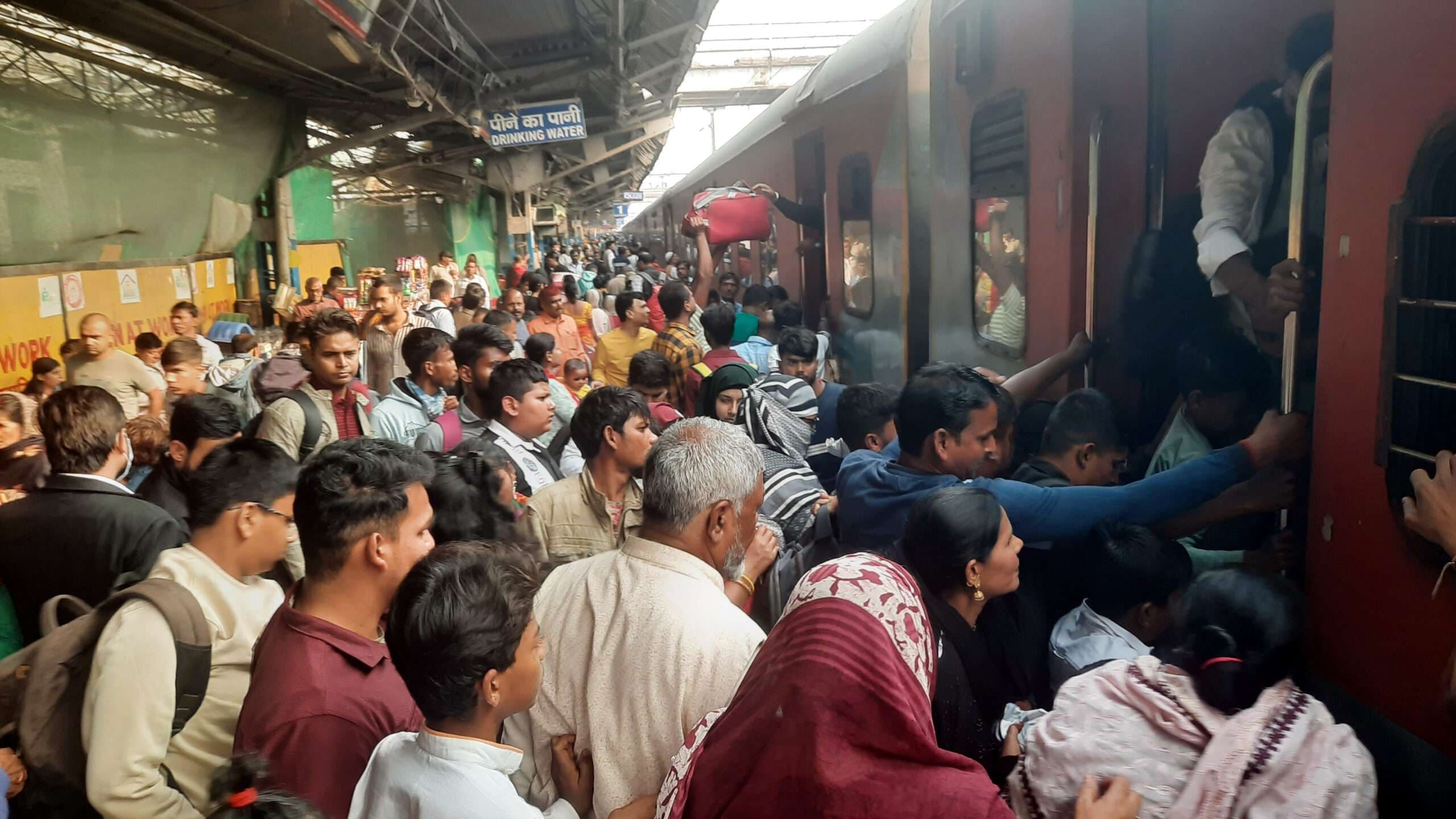 चुनावी माहौल थमने और नतीजों के बाद बाहर जाने वालों की भीड़ से रेलवे की रिकॉर्ड आय