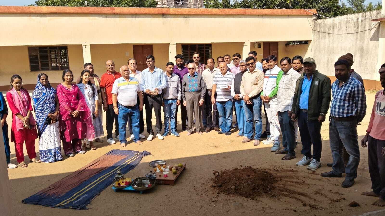 Giridih News :खेलकूद भवन व मैदान का हुआ शिलान्यास