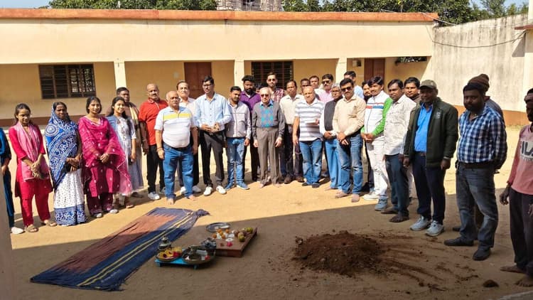 Giridih News :खेलकूद भवन व मैदान का हुआ शिलान्यास