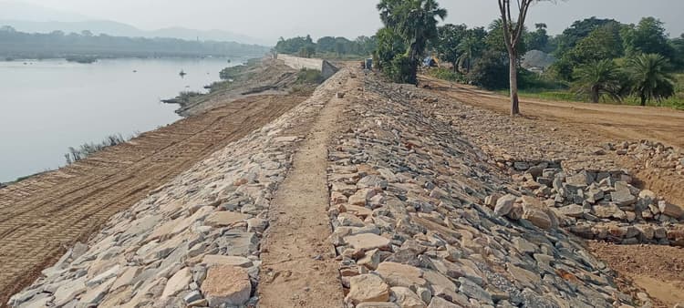 East Singhbhum News : चुनाव खत्म होते ही गालूडीह डैम के तटबंध निर्माण में तेजी