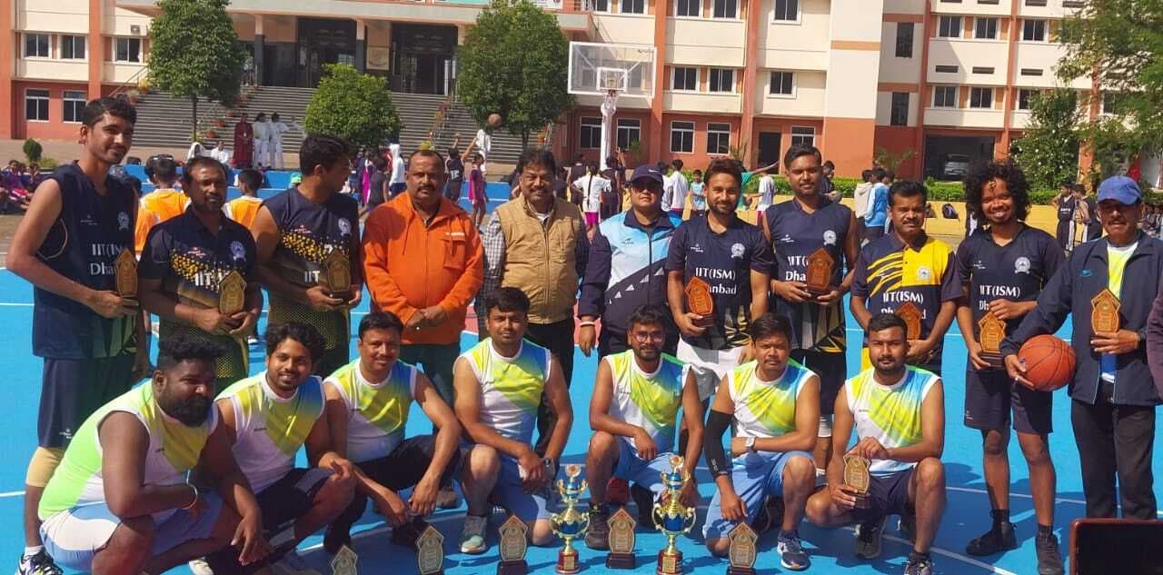Dhanbad News: बॉस्केटबॉल टूर्नामेंट में आइआइटी आइएसएम की टीम बनी विजेता