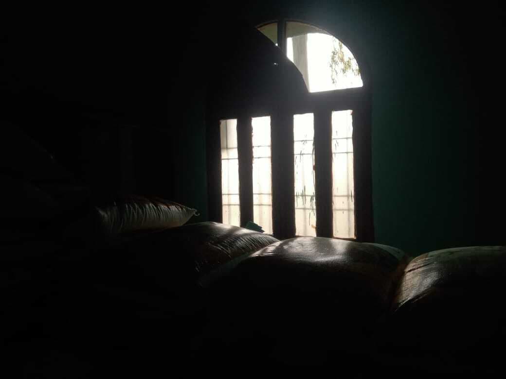 भंडार कक्ष की खिड़की तोड़कर दर्जनों बोरा बीज की चोरी