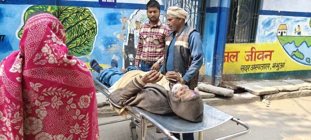 डुमरैठ गांव में सांड के हमले से वृद्ध गंभीर रूप से घायल