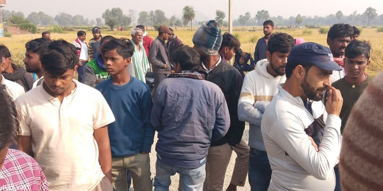 युवक की हत्या कर शव फेंका, पहचान में जुटी पुलिस