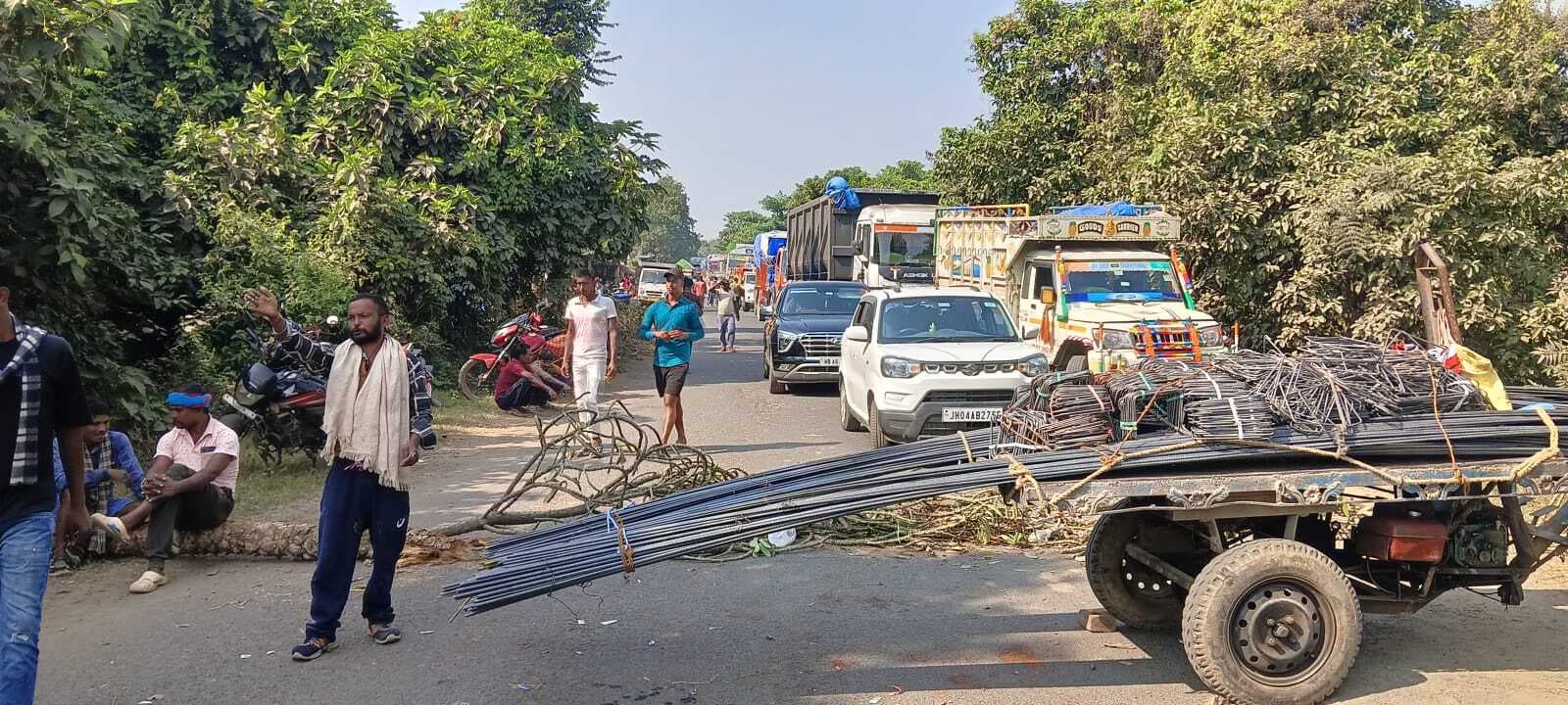 बालू उठाव व परिवहन पर प्रतिबंध का विरोध, चार घंटे सड़क जाम