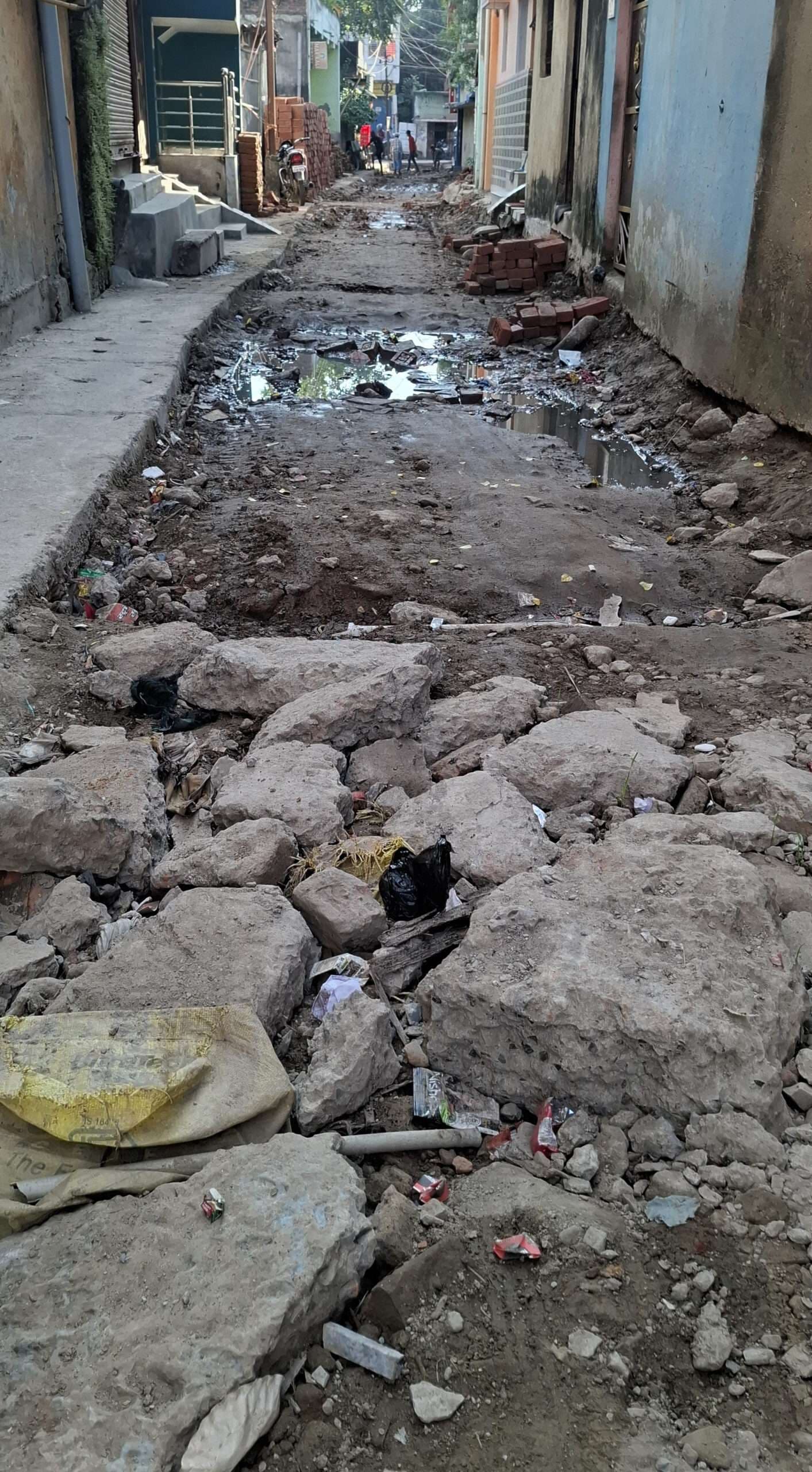 लोगों के लिए जानलेवा बनी निर्माणाधीन सड़क, किसी को परवाह नहीं