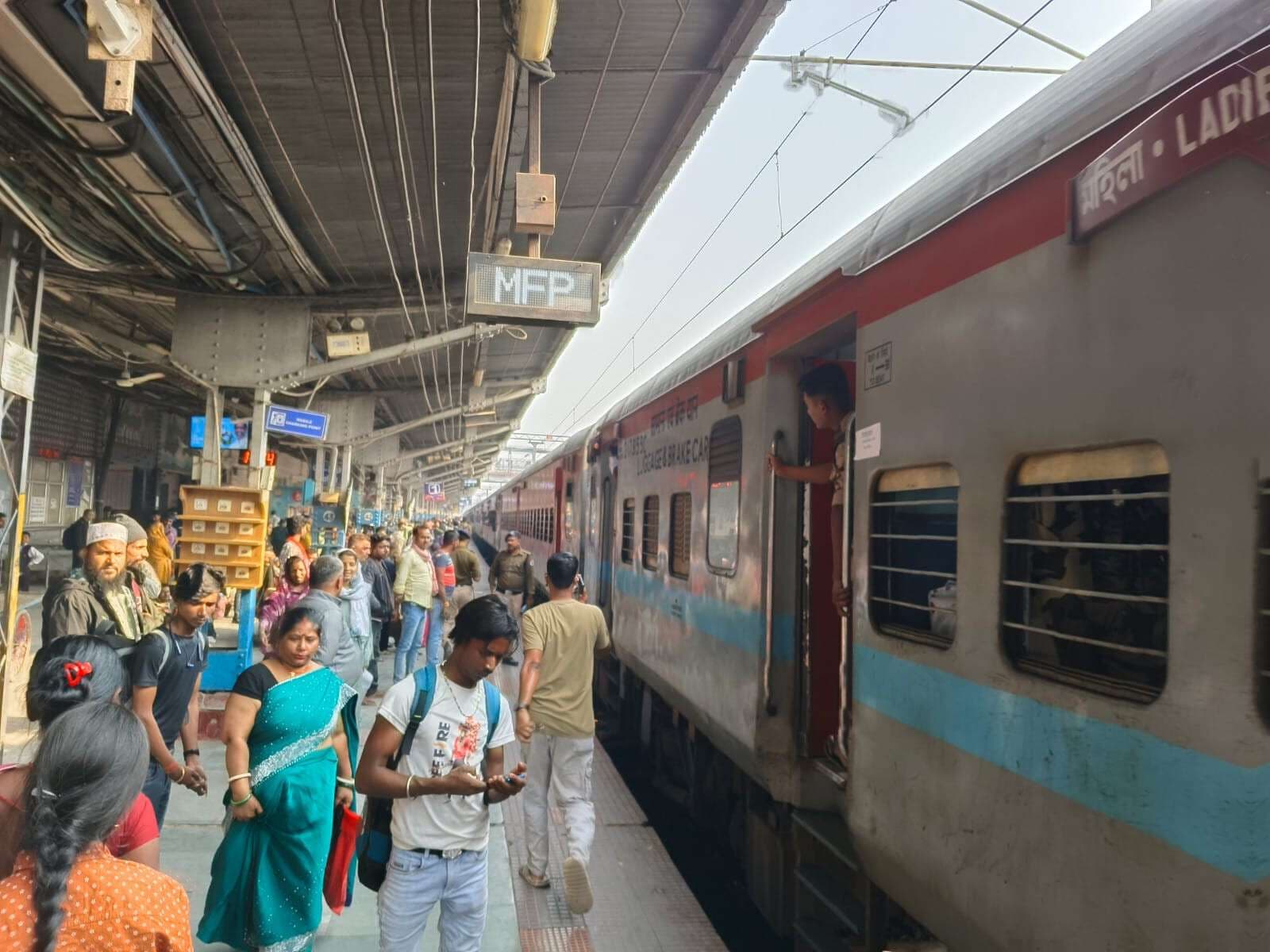 खाना छूटा तो सुरक्षाकर्मियों ने चेन खींच कर रोक दी मिथिला एक्सप्रेस