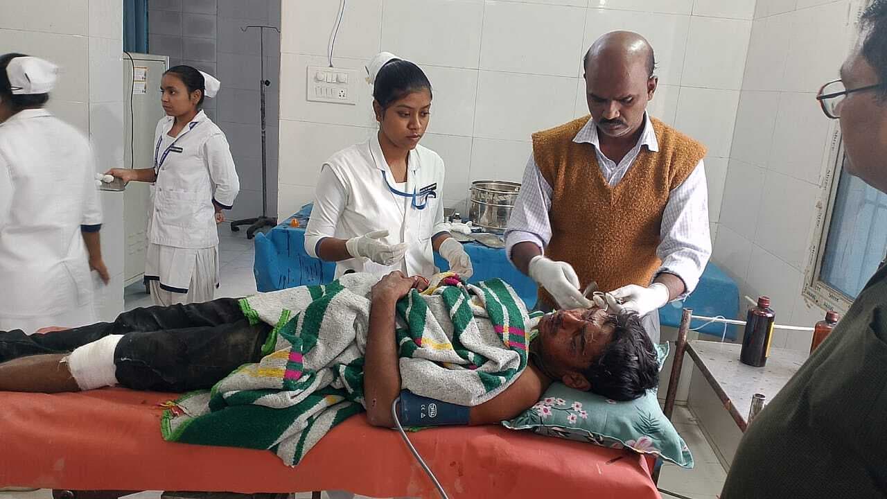 सड़क दुर्घटना में बाइक सवार युवक जख्मी