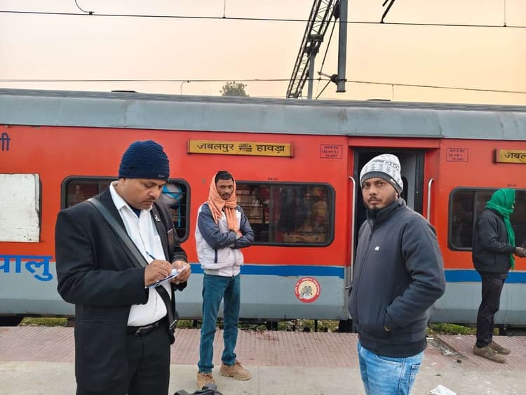 Giridih News :हजारीबाग रोड स्टेशन पर चला टिकट चेकिंग अभियान