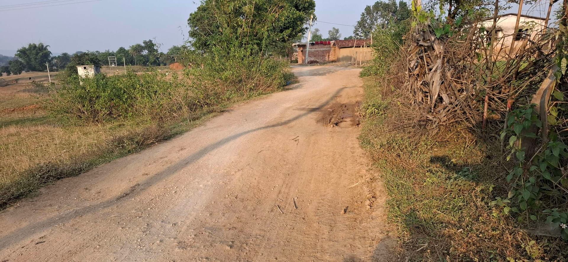 Giridih News :पक्की सड़क नहीं रहने से आवागमन में परेशानी