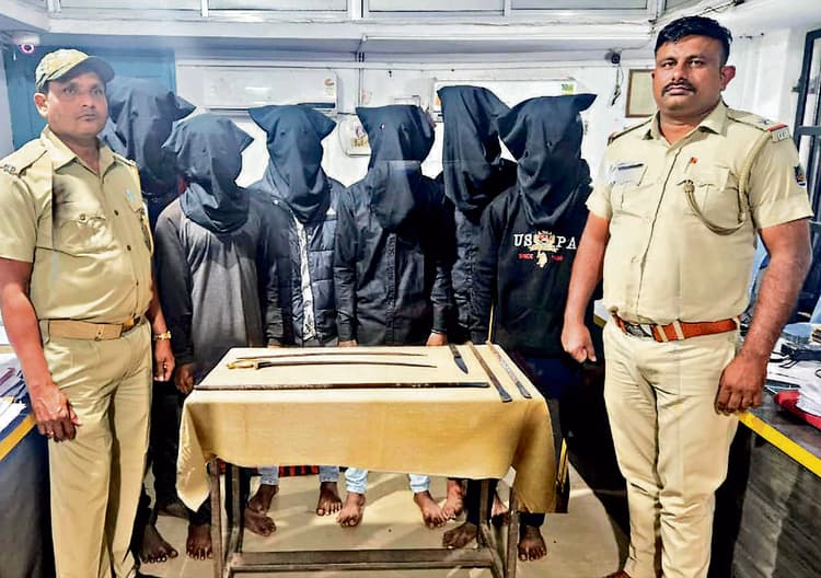 Rourkela news: रघुनाथपाली में आपराधिक वारदात की योजना बनाते आधा दर्जन युवक गिरफ्तार, हथियार बरामद