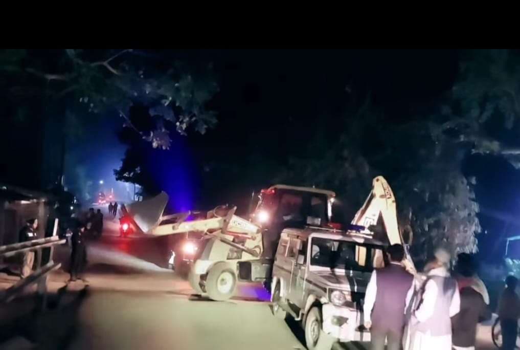 Bhagalpur news थार गाड़ी ने रेलवे फाटक तोड़ कर दो बाइक में मारी टक्कर