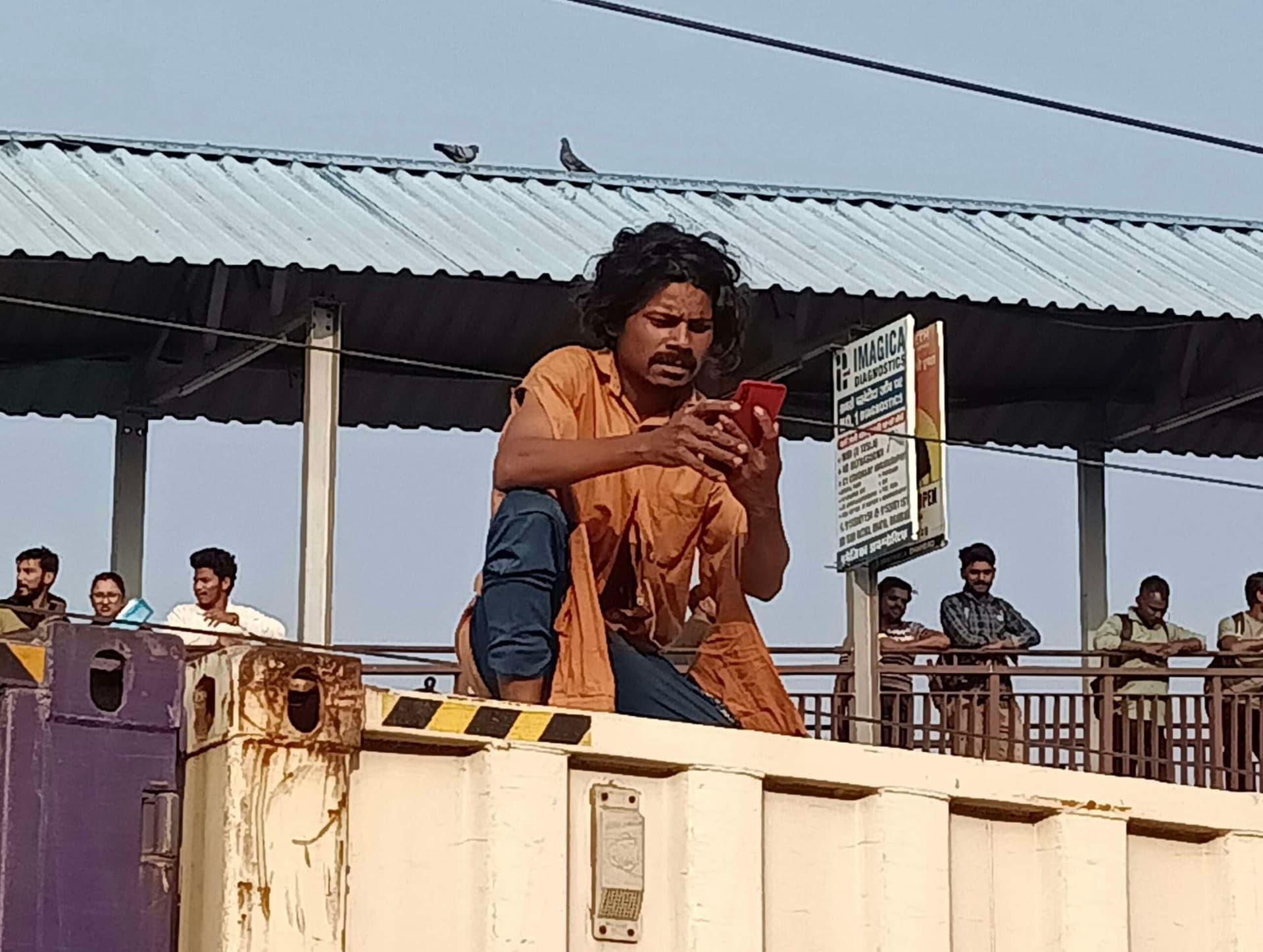 dhanbad news: लूप लाइन में ट्रेन के कंटेनर पर चढ़ा मिला युवक, घंटों हंगामा