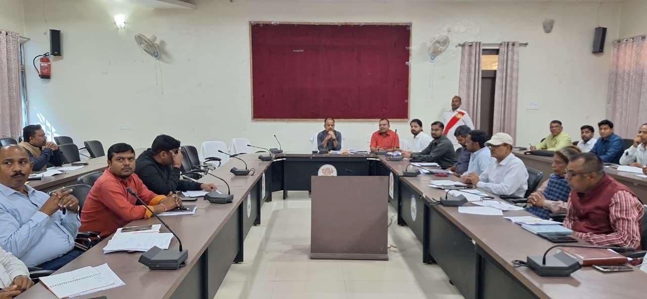 पथ निर्माण विभाग की याेजनाओं के प्रगति की ली जानकारी