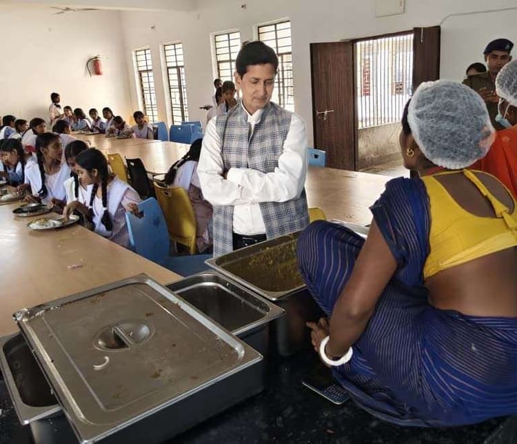 छात्राएं बोलीं-नहीं मिलता ताजा व पौष्टिक भोजन उपलब्ध