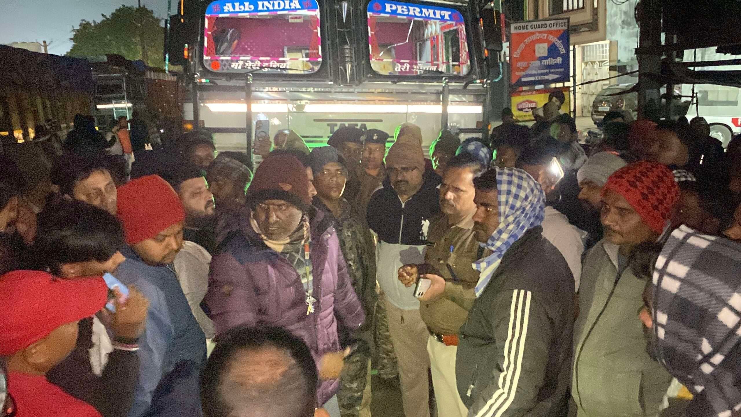 Giridih News: नेताजी चौक के पास ट्रक की चपेट में आने से युवक की मौत, परिवार में मचा कोहराम